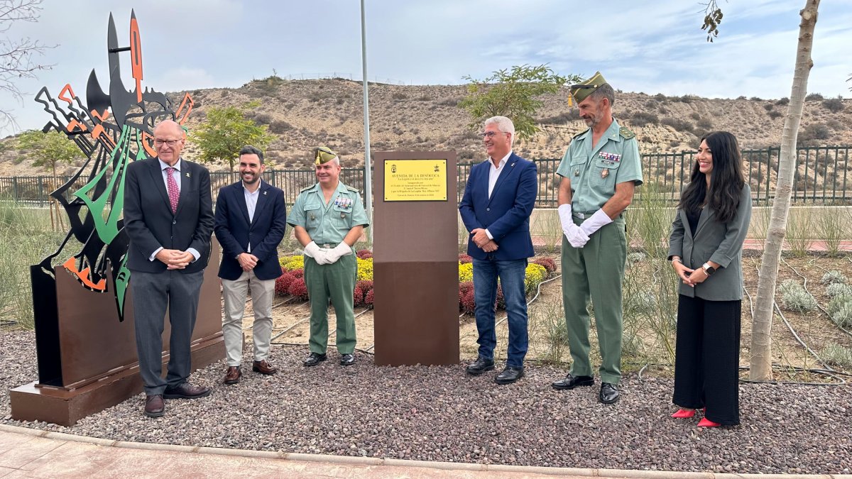 Placa conmemorativa de la nueva Avenida de La Desértica.