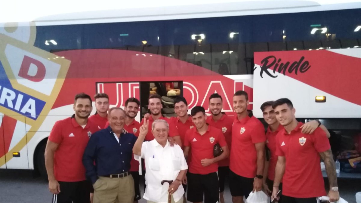 Don José Martínez con su hijo Ricardo y aquel Almería de Alfonso García.