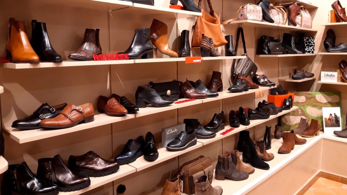 Imagen de un comercio de calzado.