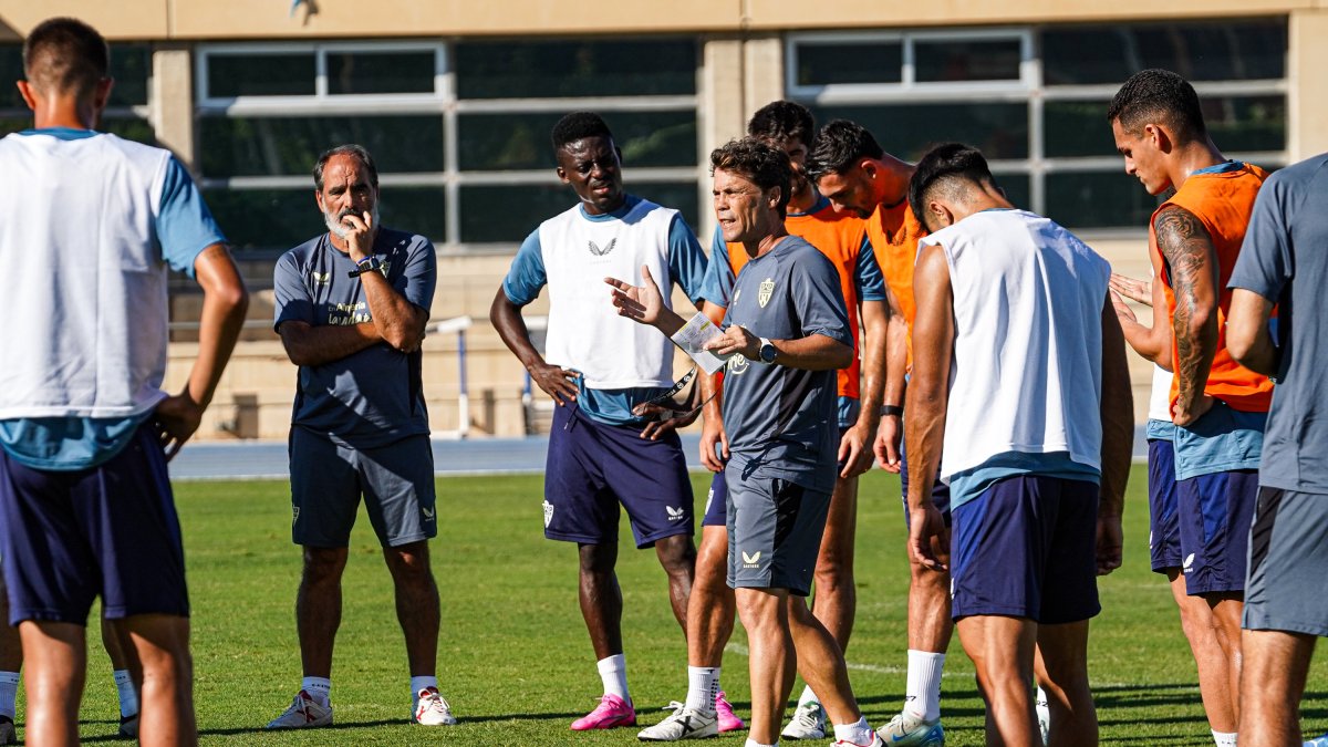 Rubi en la charla técnica a la plantilla antes de comenzar el entrenamiento de este miércoles en el campo Anexo.