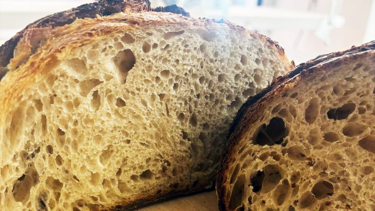 Imagen del pan de campo de La Pelina Obrador, elaborado por Fran Cuadrado, posicionado entre los mejores 50 panes de España.