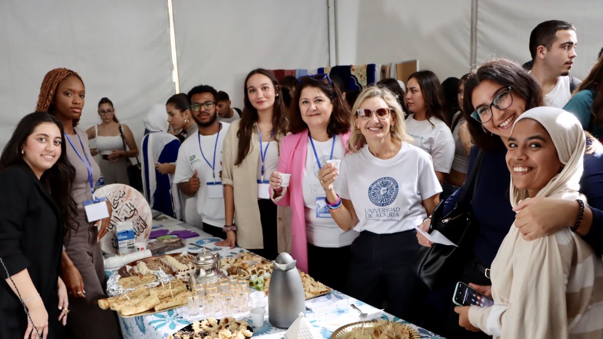 Encarna Carmona, vicerrectora de Estudiantes, y Maribel Ramírez, vicerrectora de Igualdad, Inclusión y Compromiso Social en el expositor de una de