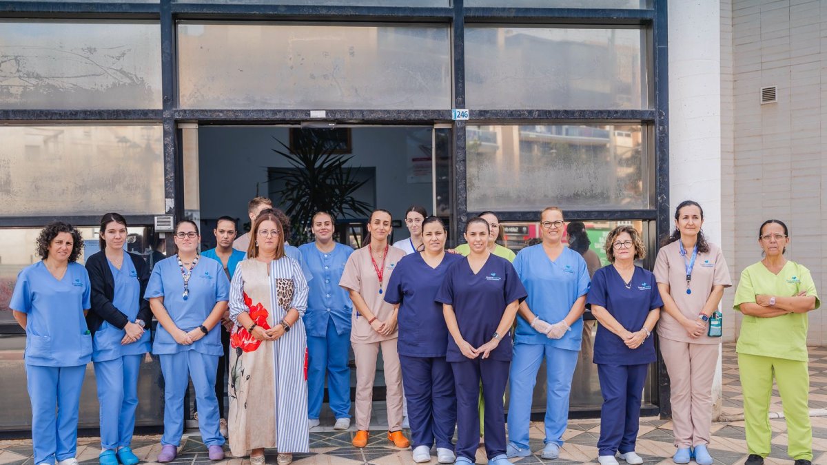 Personal de la Residencia Virgen del Rosario a las puertas del centro.