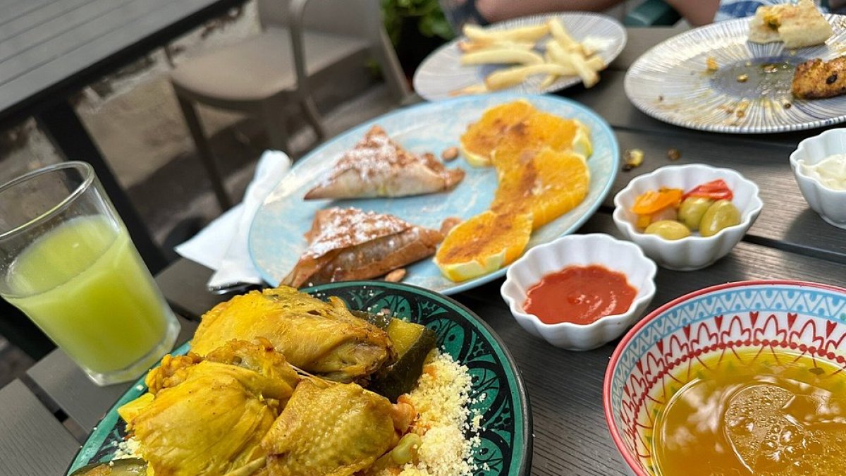 Una bastela y un tajín, acompañados de la limonada de menta típica del local.