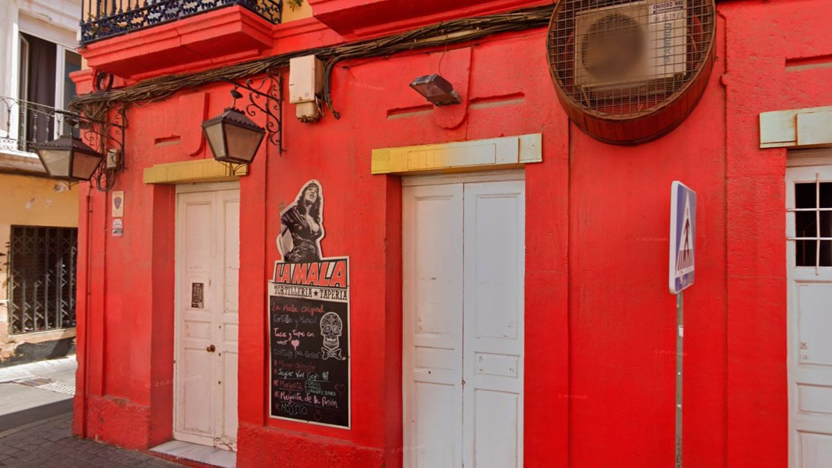 Fachada de La Mala en calle Real.