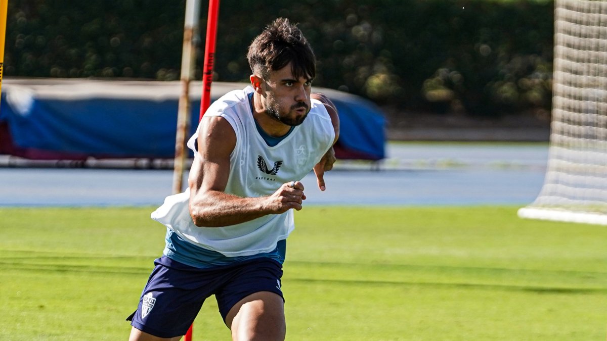 Arnau Puigmal volvió al once contra el Real Oviedo y quiere ganar continuidad.