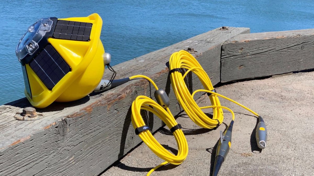 Mini boya marina entregada al Ayuntamiento de Almería.