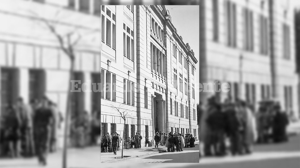 Los clásicos corrillos que se formaban en la puerta del instituto cuando los alumnos se sentaban en el poyete de la ventana.