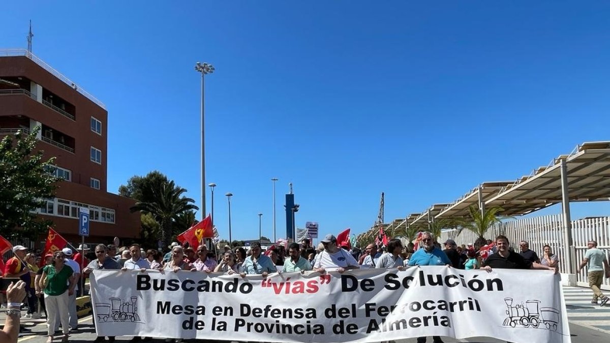 Miembros de la Mesa del Tren en un Primero de Mayo.