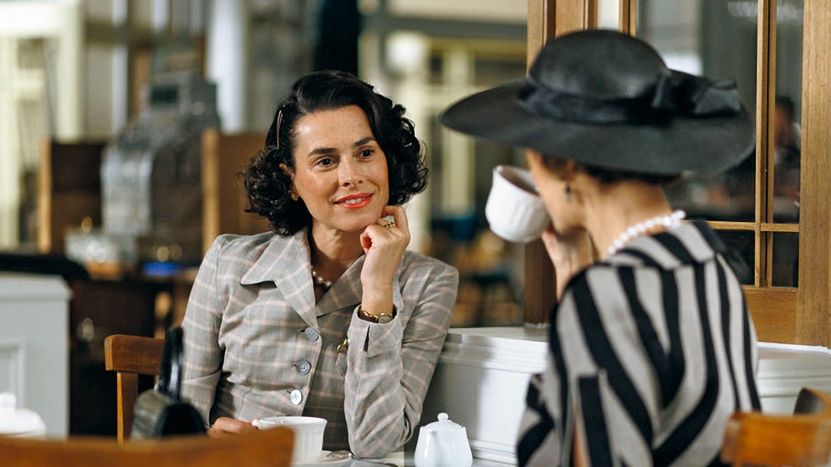 Juana aparece en el salón de té desatando la ira de doña Lázara, quien fi nge ser su amiga para no levantar sospechas.