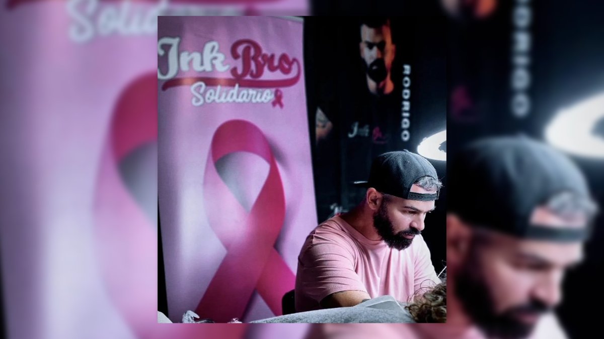 Rodrigo Gálvez, durante una de sus sesiones de tatuajes para mujeres que han sufrido cáncer de mama.