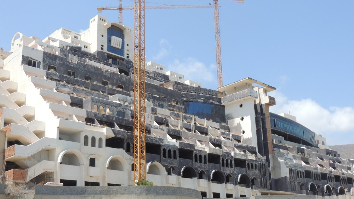 El estado de El Algarrobico hace unas pocas semanas cuando parece que se acerca su demolición.