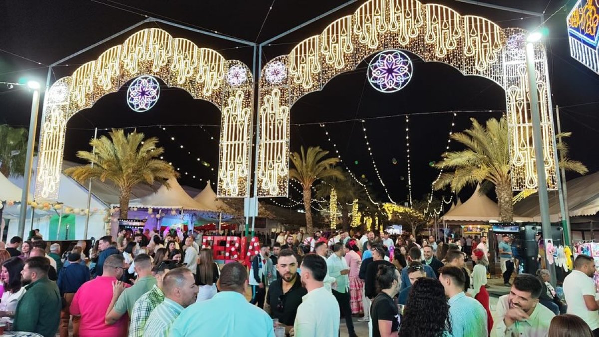 La animada portada del recinto ferial de Huércal-Overa.