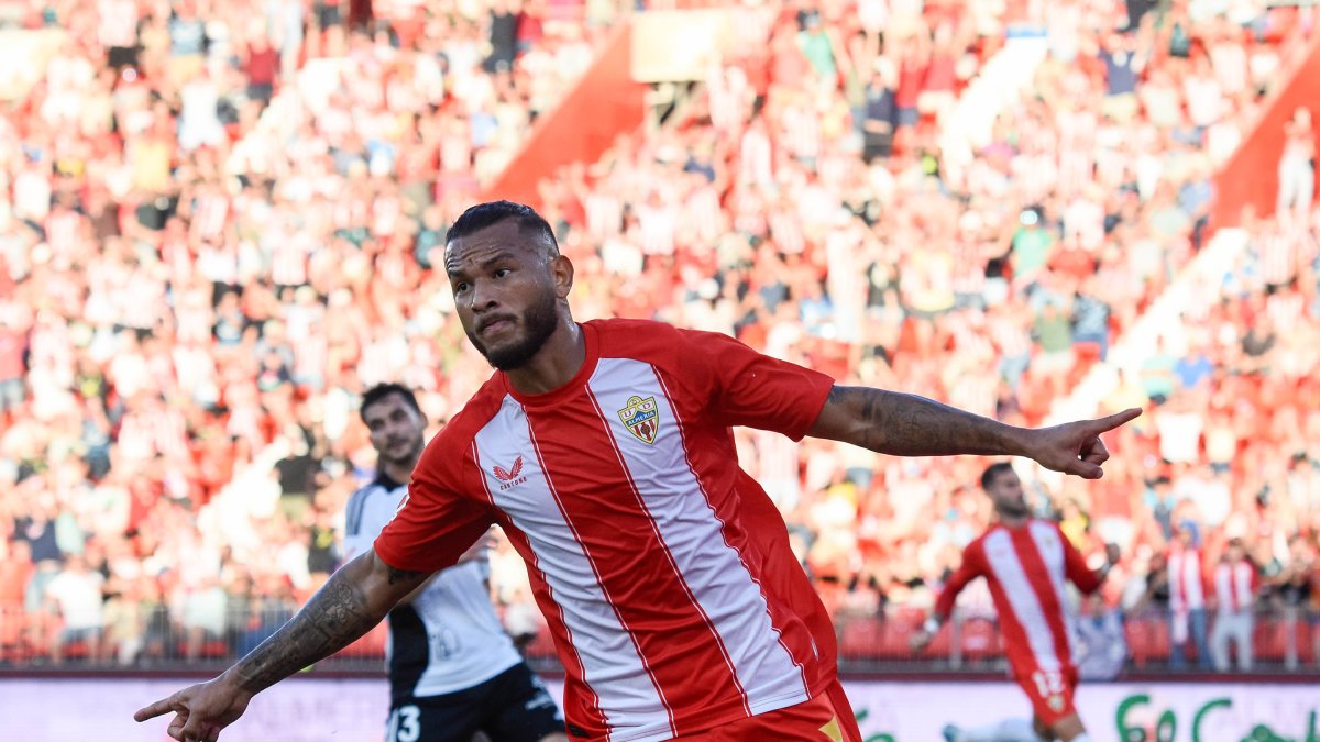 Luis Suárez vuela celebrando su gol al Burgos en el Mediterráneo.