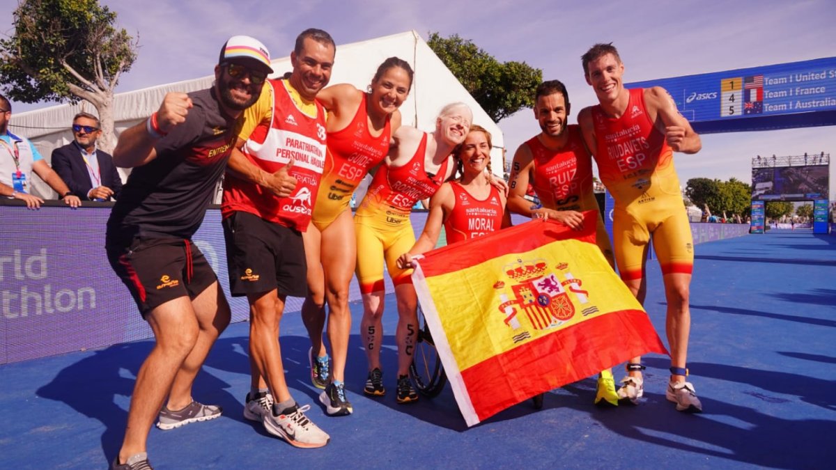 El equipo paralímpico español tras conseguir la tercera plaza en el Relevo Mixto.