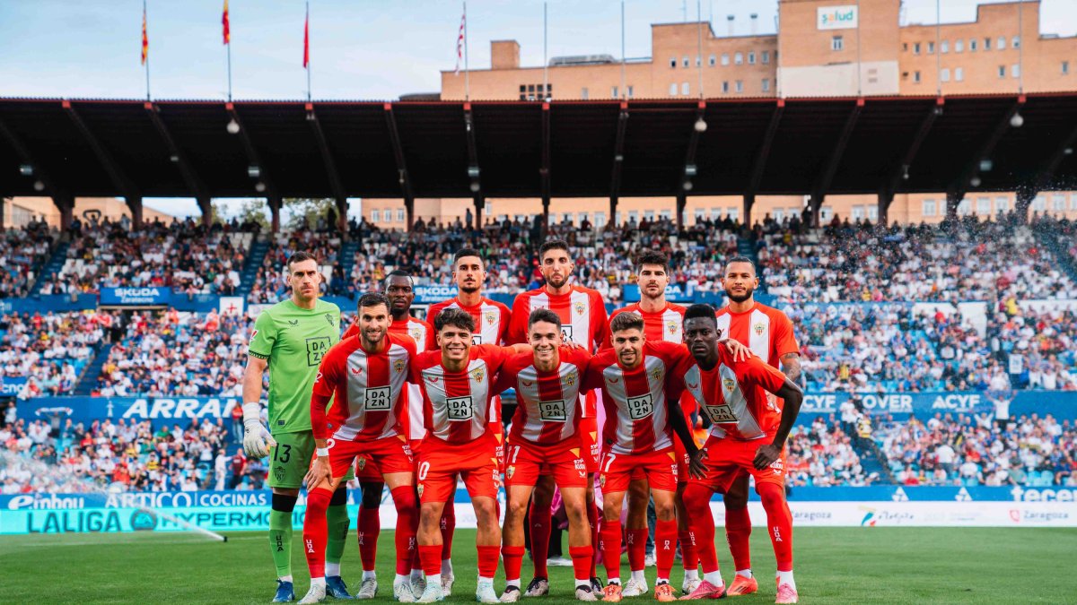El once del Almería en La Romareda ante el Zaragoza.