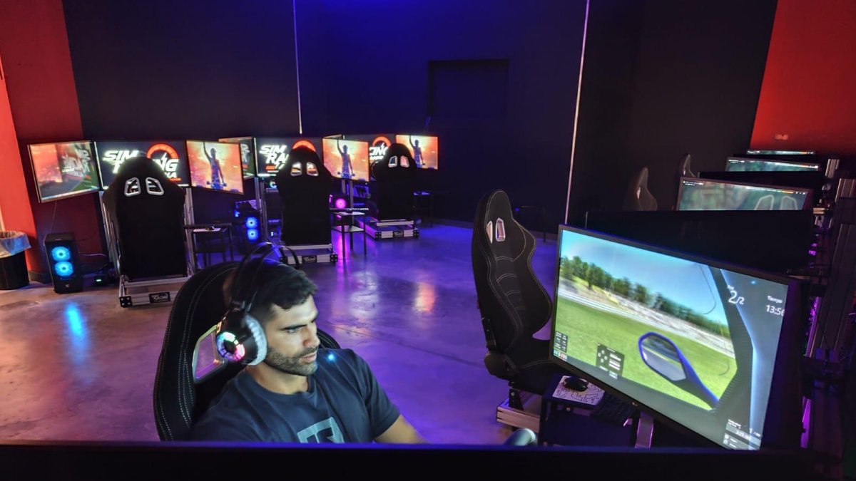 Un cliente disfrutando de la experiencia del simulador de conducción deportiva Simracing.