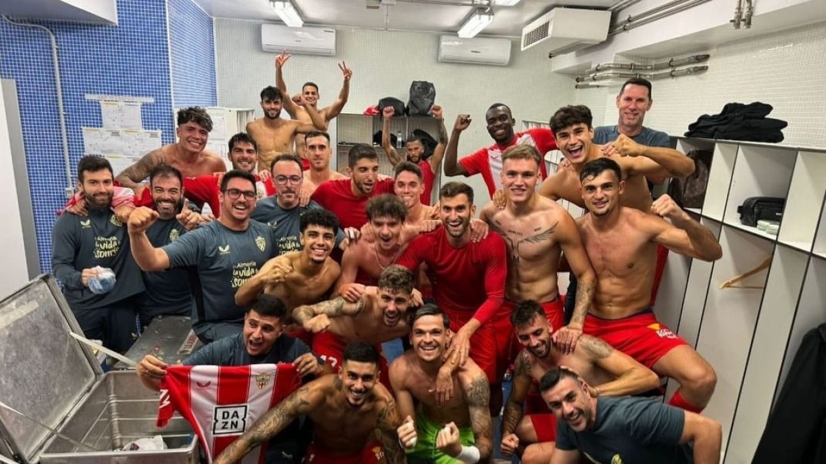 El vestuario del Almería al final del partido en La Romareda tras vencer al Real Zaragoza de Víctor Fernández.
