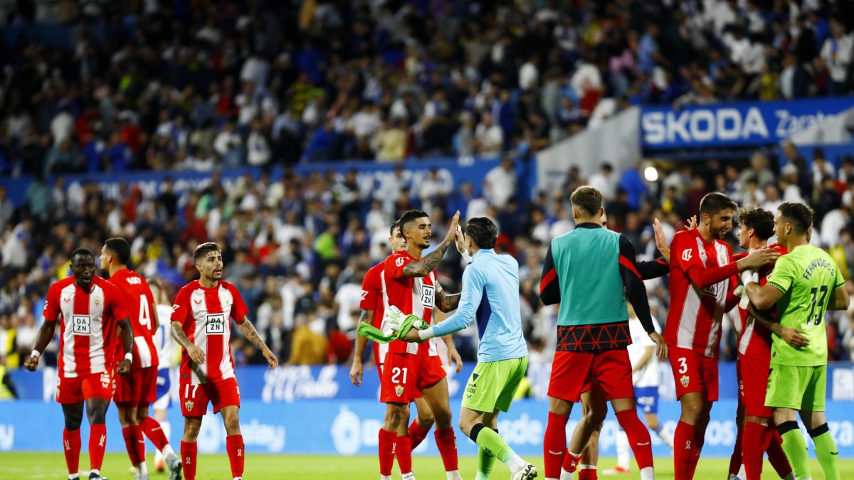 Los futbolistas del Almería celebran la victoria en La Romareda.