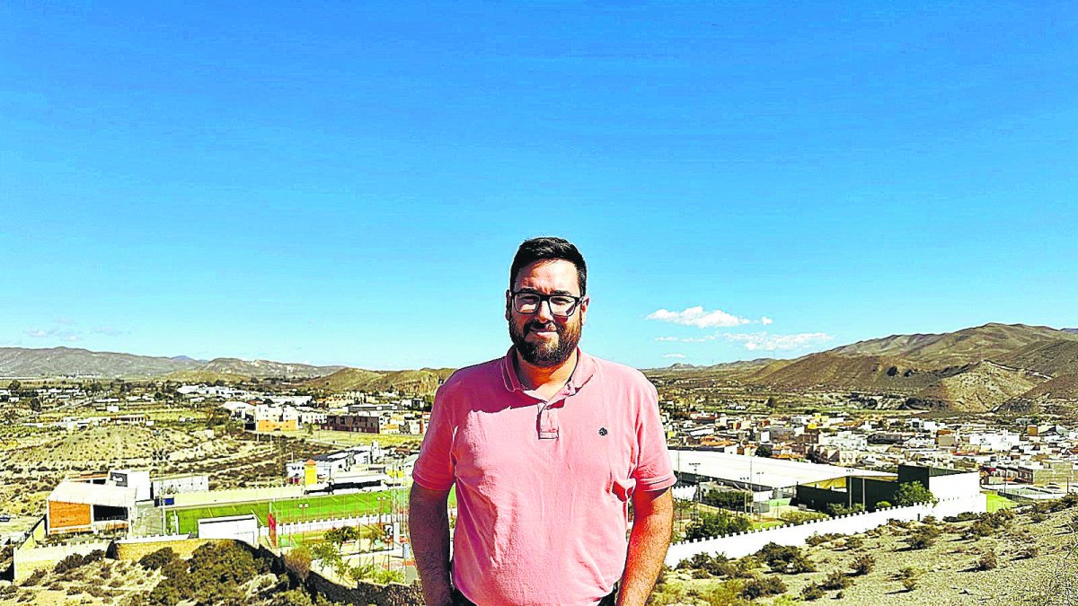 José Díaz Ibáñez posa para LA VOZ con Tabernas de fondo, un pueblo con encanto y donde el deporte es fundamental para todos.
