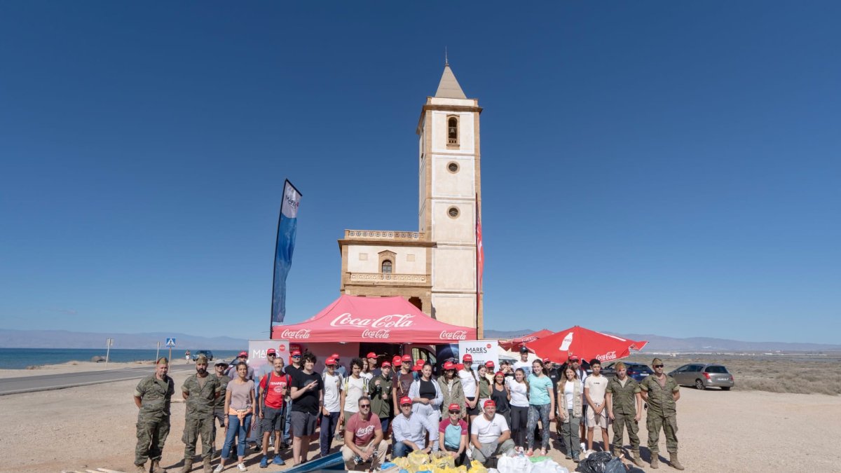 Voluntarios que han participado en la limpieza de la plaza Las Salinas.