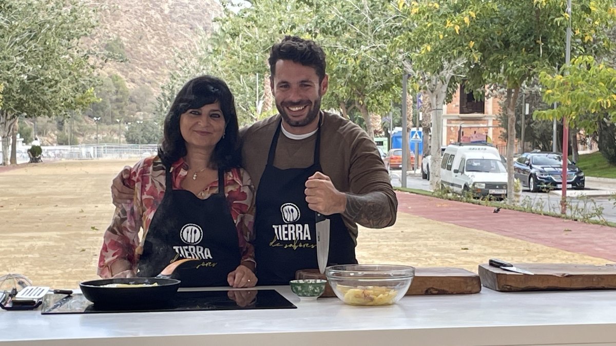 Imagen de la grabación del programa televisivo gastronómico en el municipio de Macael.