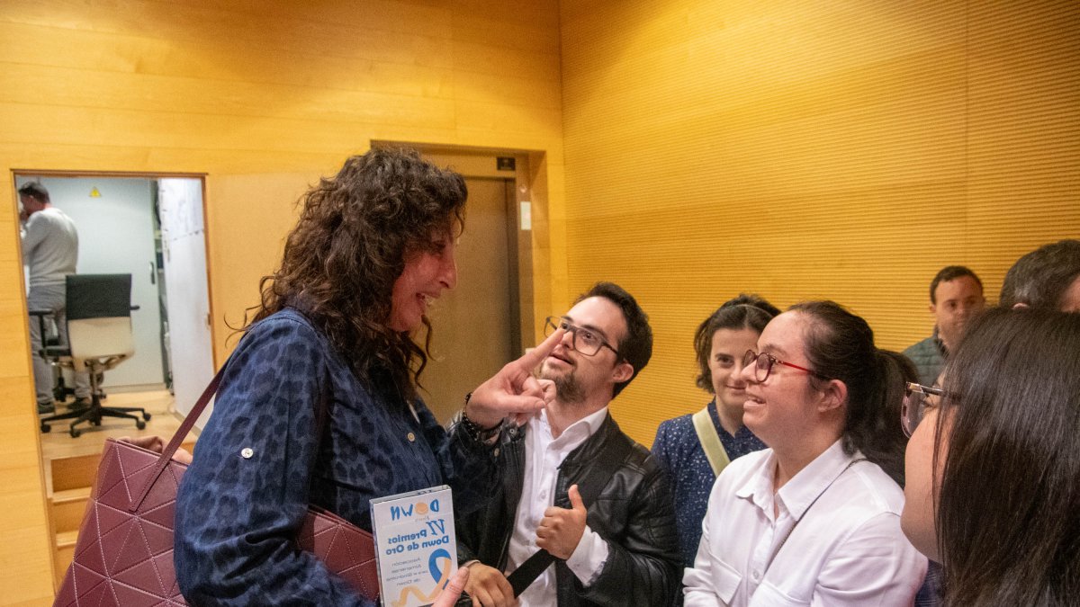 La alcaldesa de Almería junto miembros de la asociación Asalsido