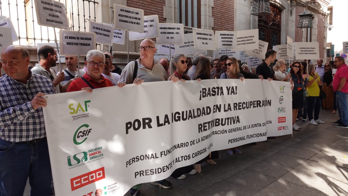 Imagen de la concentración por la huelga de funcionarios en Almería.