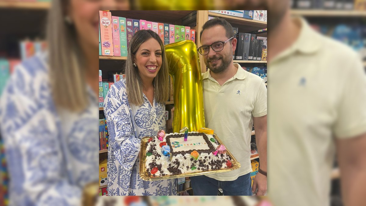 Dánae González y Luis J. Martínez, propietarios de Serendipia Toys.