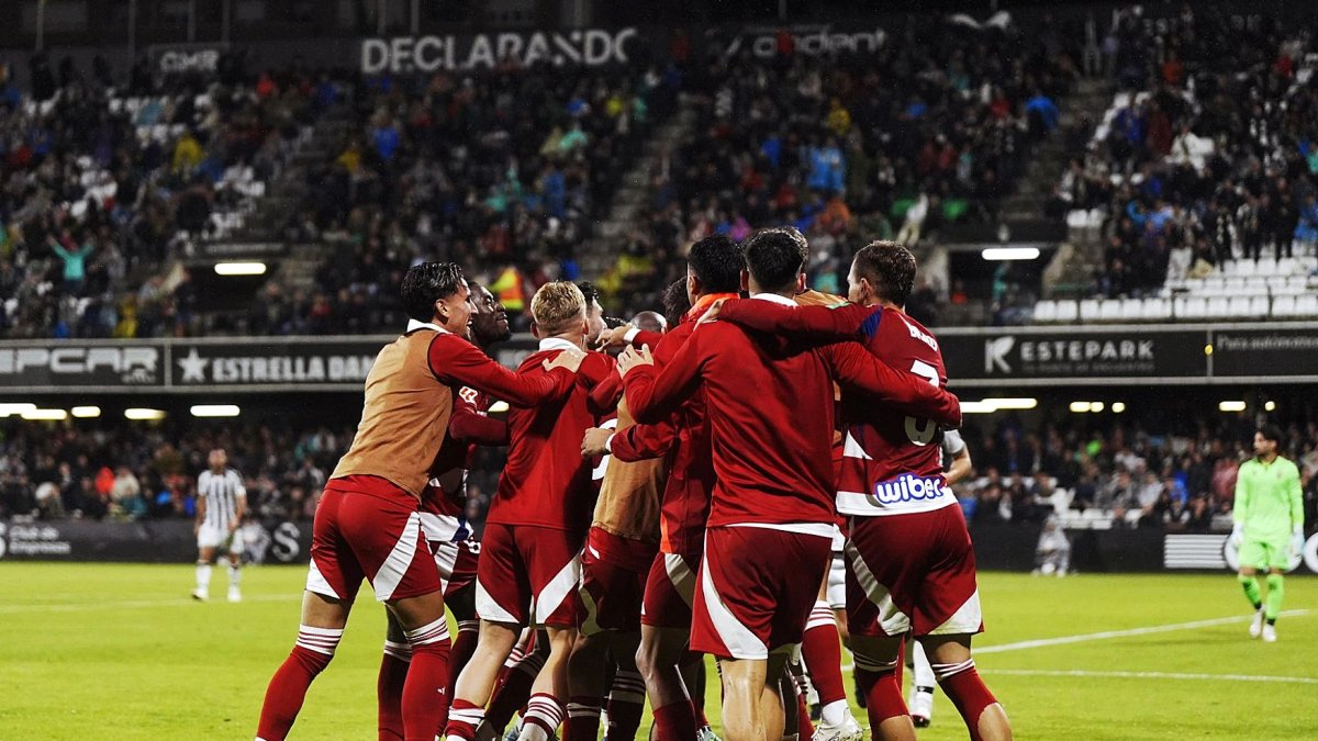 Los jugadores del Granada celebran la victoria en Castellón.