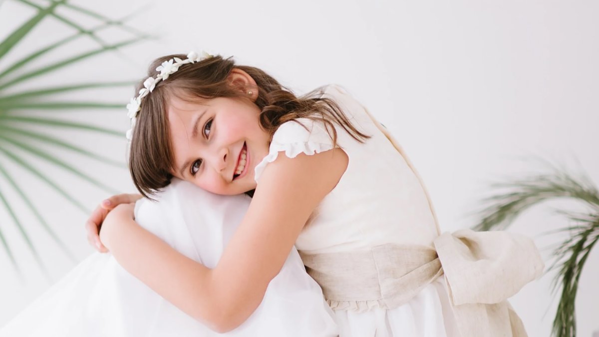 Niña vestida de comunión.