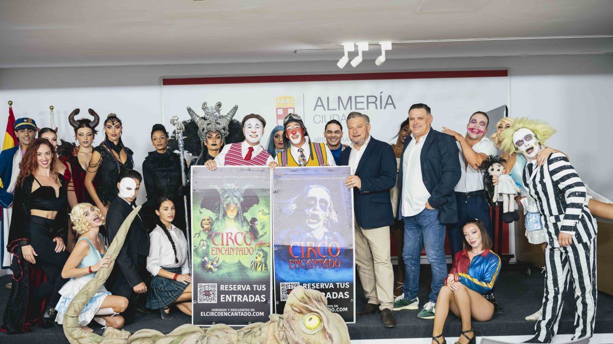 El equipo de El Circo Encantado junto a Diego Cruz, concejal delegado del área de Cultura, en la presentación de este miércoles.