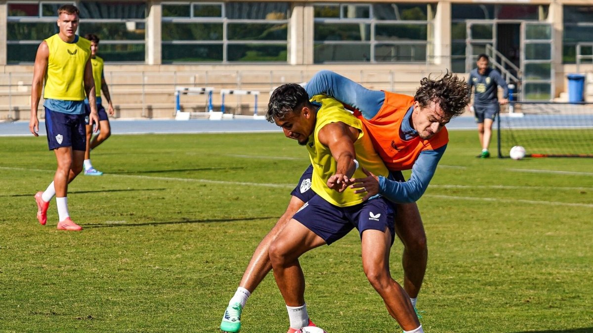 Radovanovic y Rachad peleando por el control del balón para sumar opciones de volver.