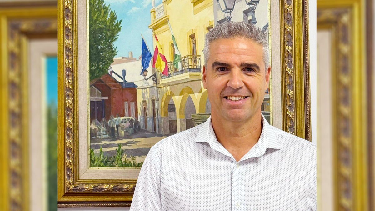 El alcalde de Viator, Manuel Jesús Flores, en su despacho.