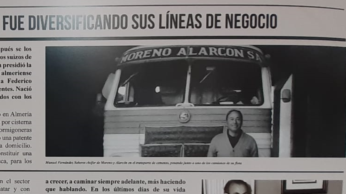 Manolo 'Saberes' y don Juan José Moreno Alarcón posan juntos en el Paseo de Almería.