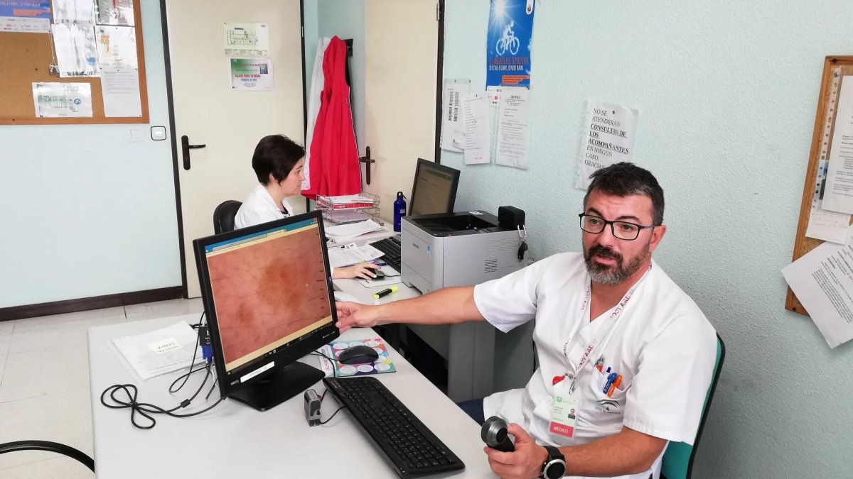 Explicación del funcionamiento de 'telederma' del Poniente en una imagen de archivo.