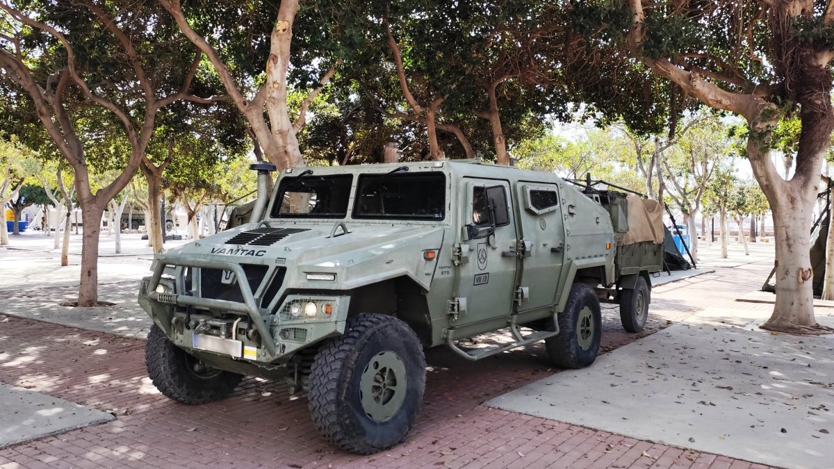 Vehículo de La Legión instalado en el Parque de Las Almadrabillas este jueves.