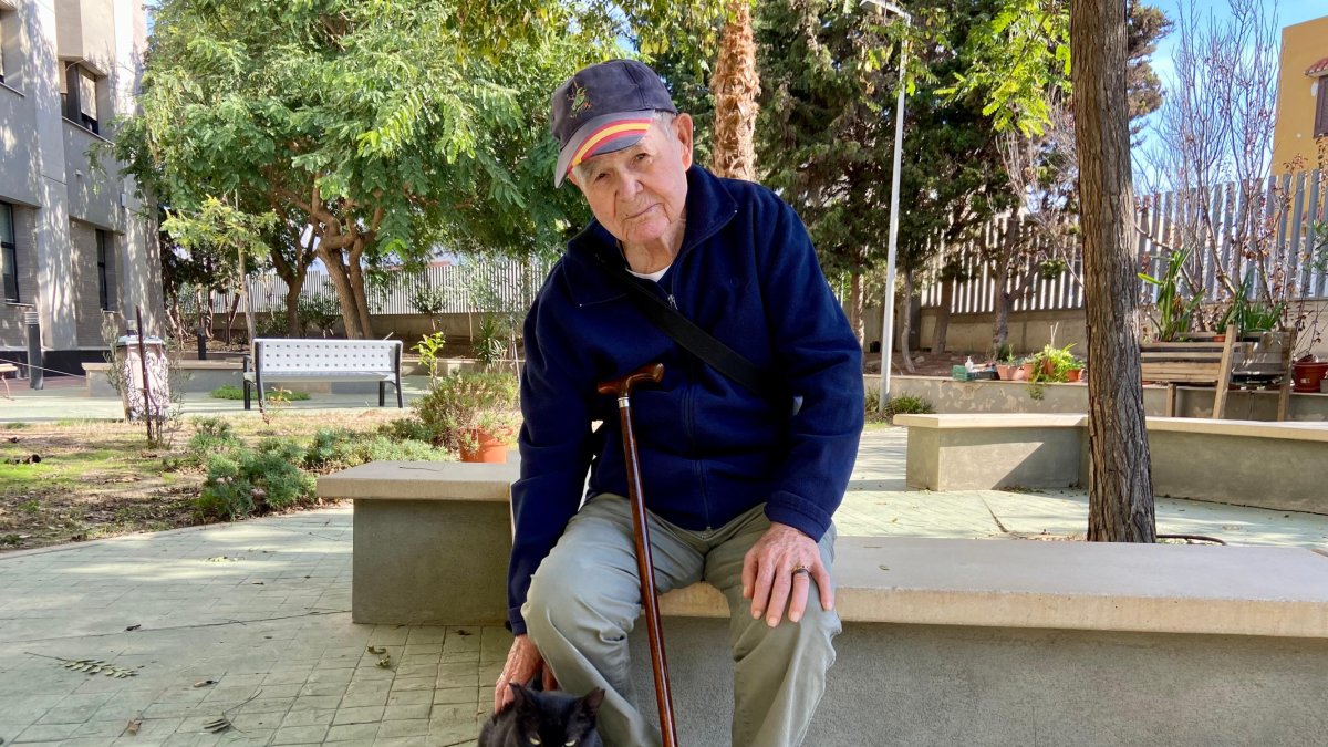 Antonio Barroso, superviviente de La Desbandá, junto a Pepe, un gato que ha adoptado como compañero.