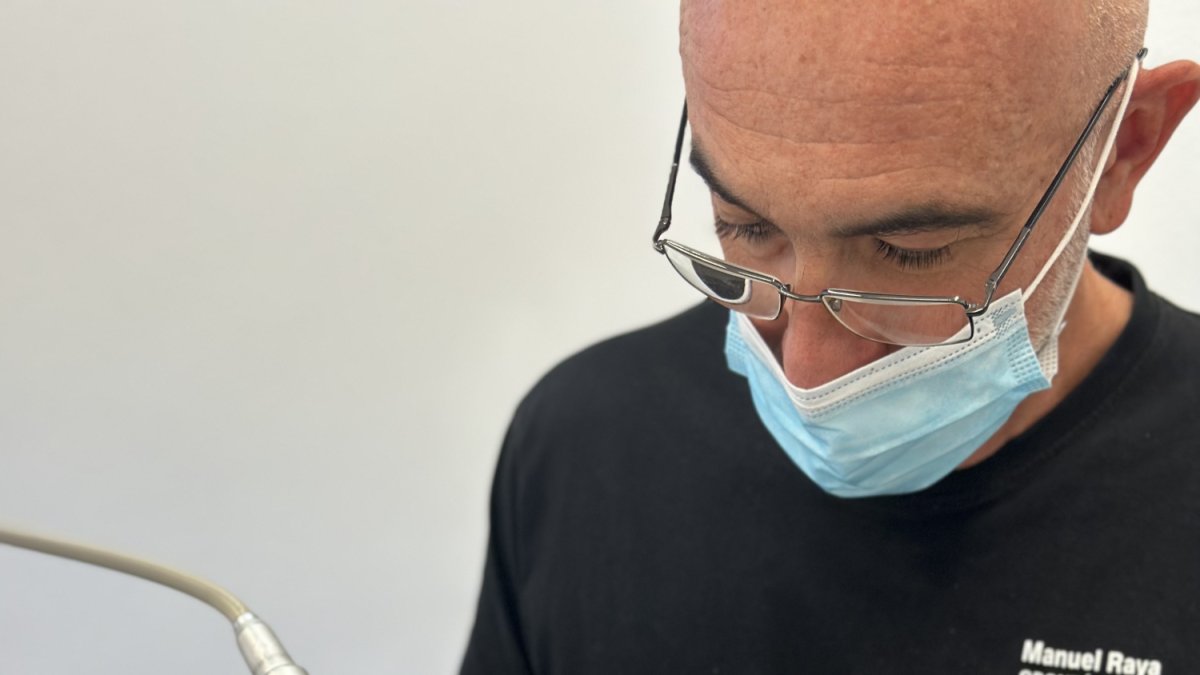 Manuel raya, odontólogo.