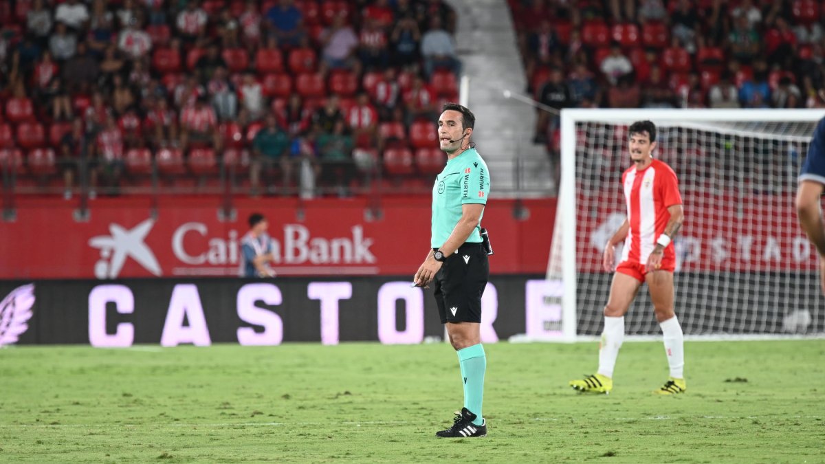 Arcediano Monescillo en el Almería-Eibar en el Estadio de los Juegos Mediterráneos.