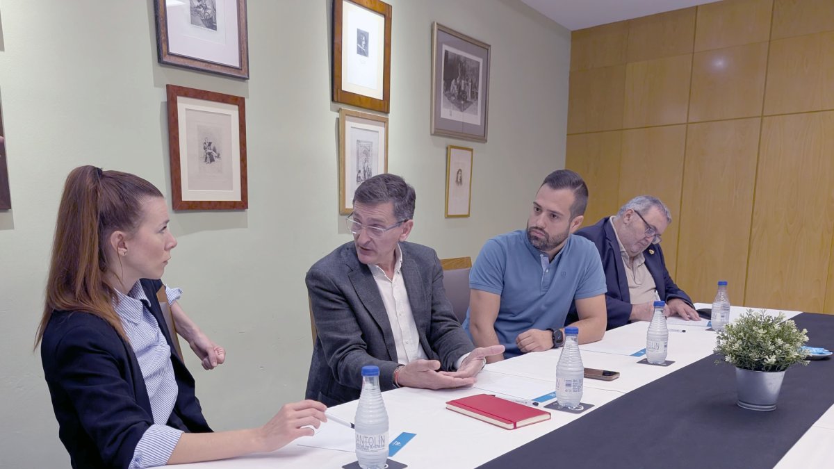 Imagen de la reunión mantenida entre PSOE y las familias