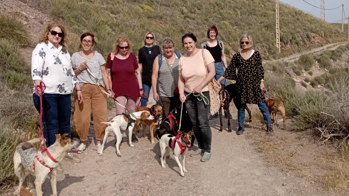 Las voluntarias de 'Perros Catalunya' en su visita a Adra este mes de mayo.