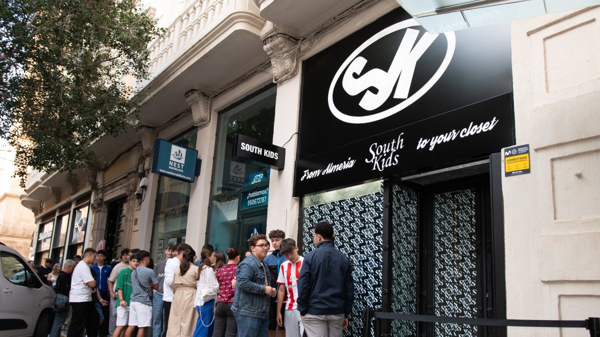 Colas antes de la inauguración de la primera tienda física de South Kids en Almería. Foto: Diego Remal.