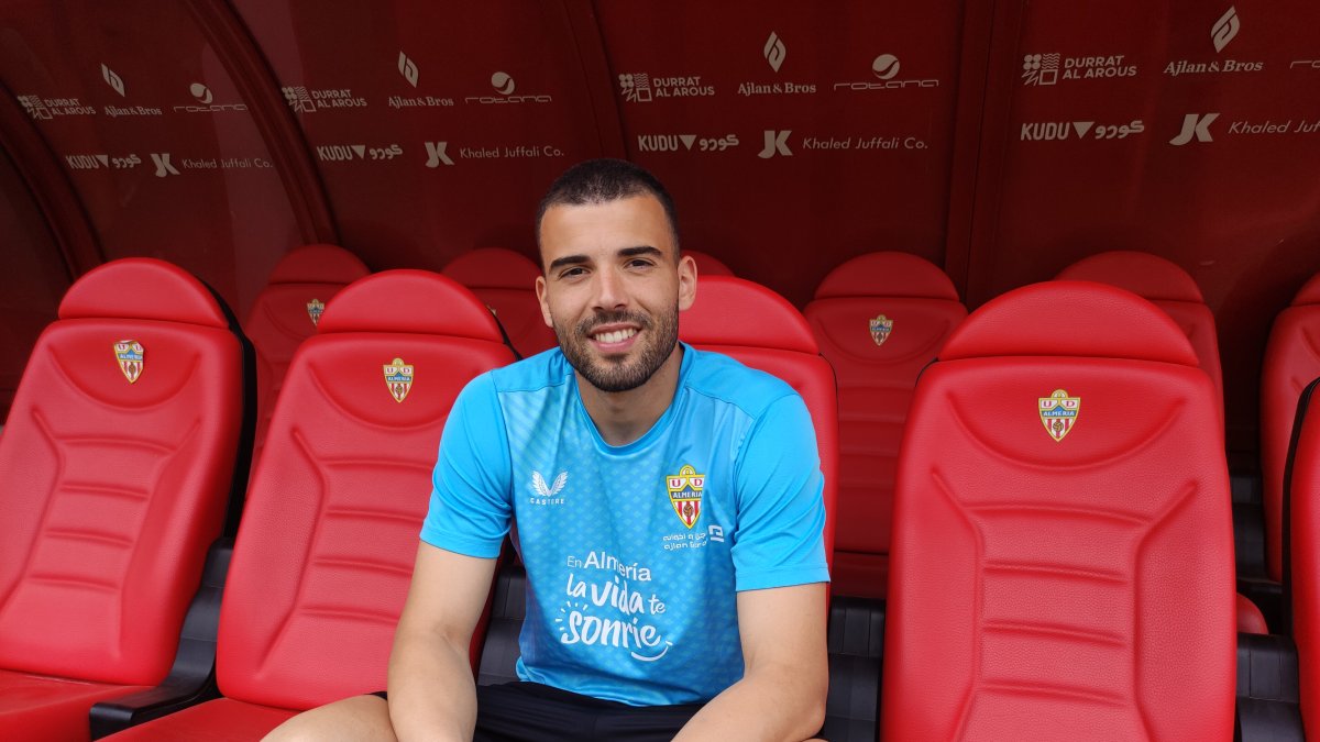 Maximiano con LA VOZ y Cadena SER en el banquillo del Estadio Mediterráneo.