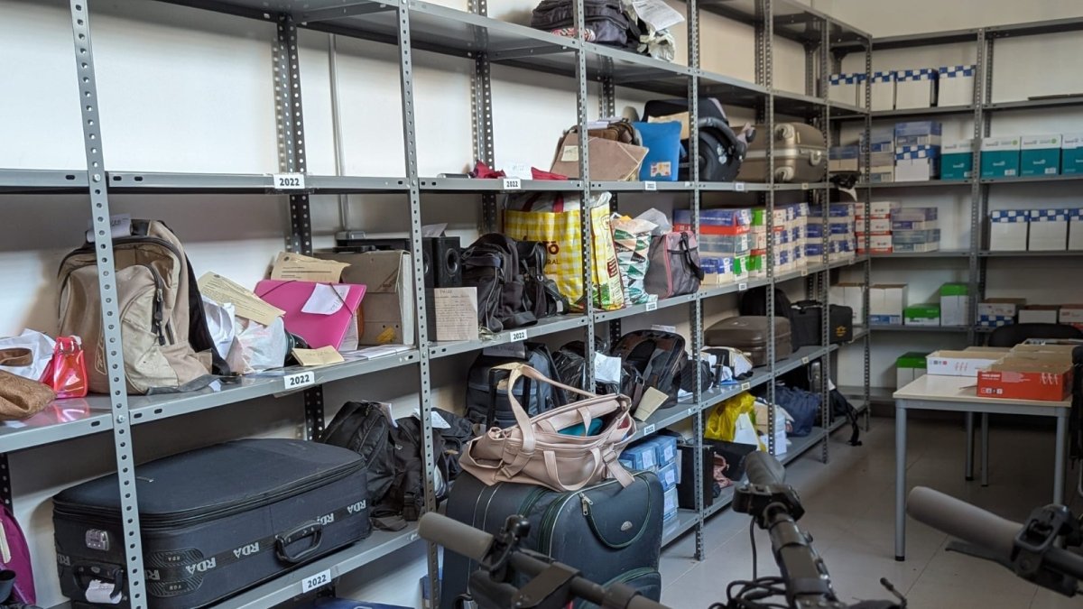 Almacén de la Oficina de Objetos Perdidos (Imagen: Policía Local de Almería).