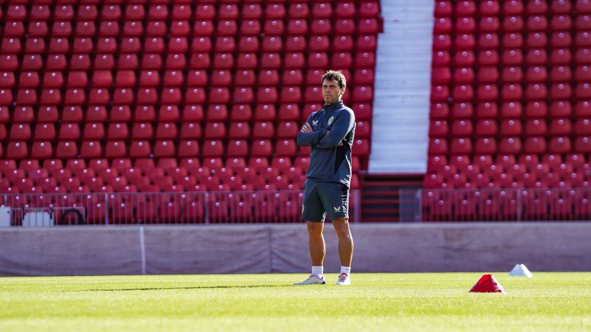 Rubi, pensativo en el último entrenamiento antes de viajar a Huesca.