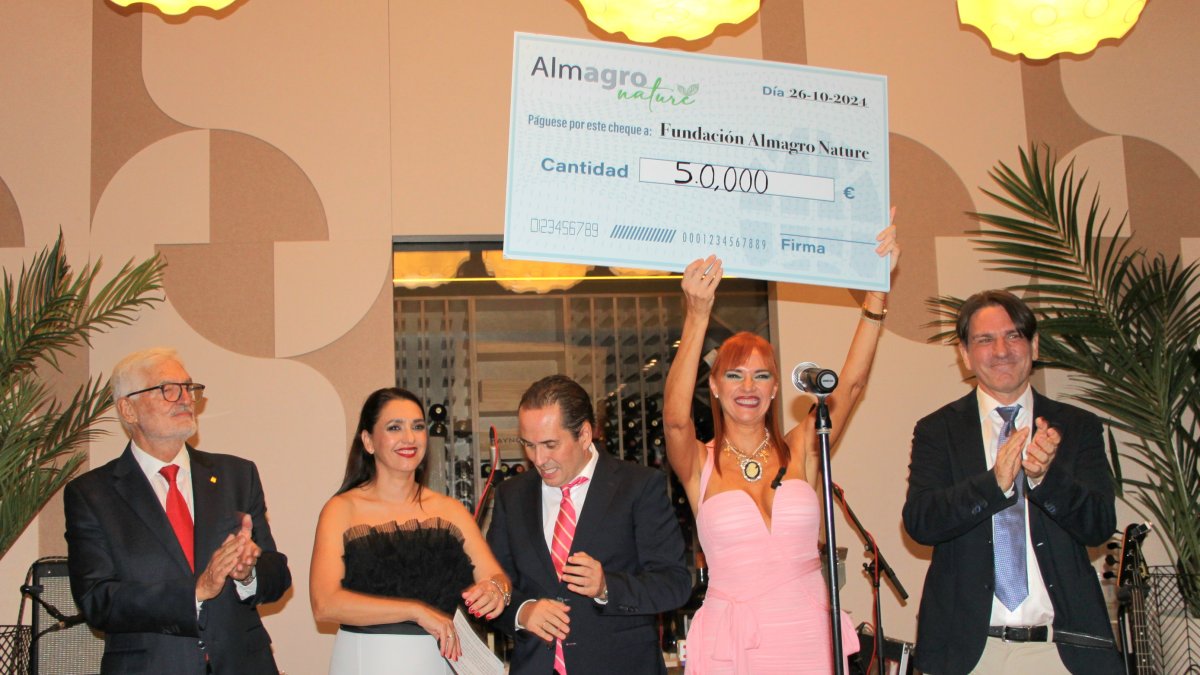 La empresa hortofrutícola Almagro Nature, S.L. hizo muestra de su compromiso entregando un cheque de 50.000 euros a la Asociación ALTEA.