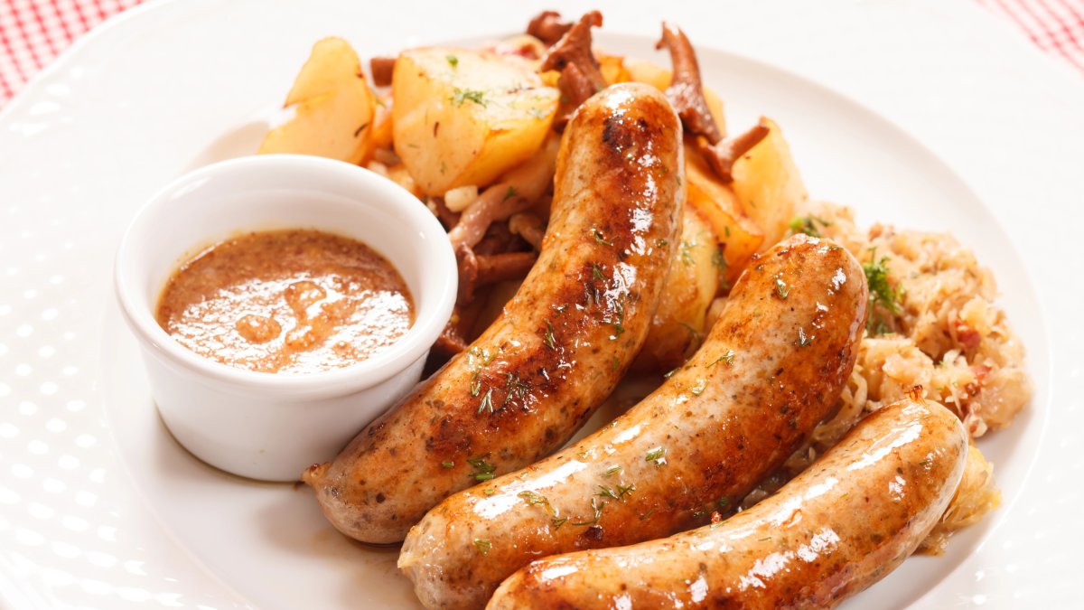 Salchichas al vino (Imagen: Depositphotos).