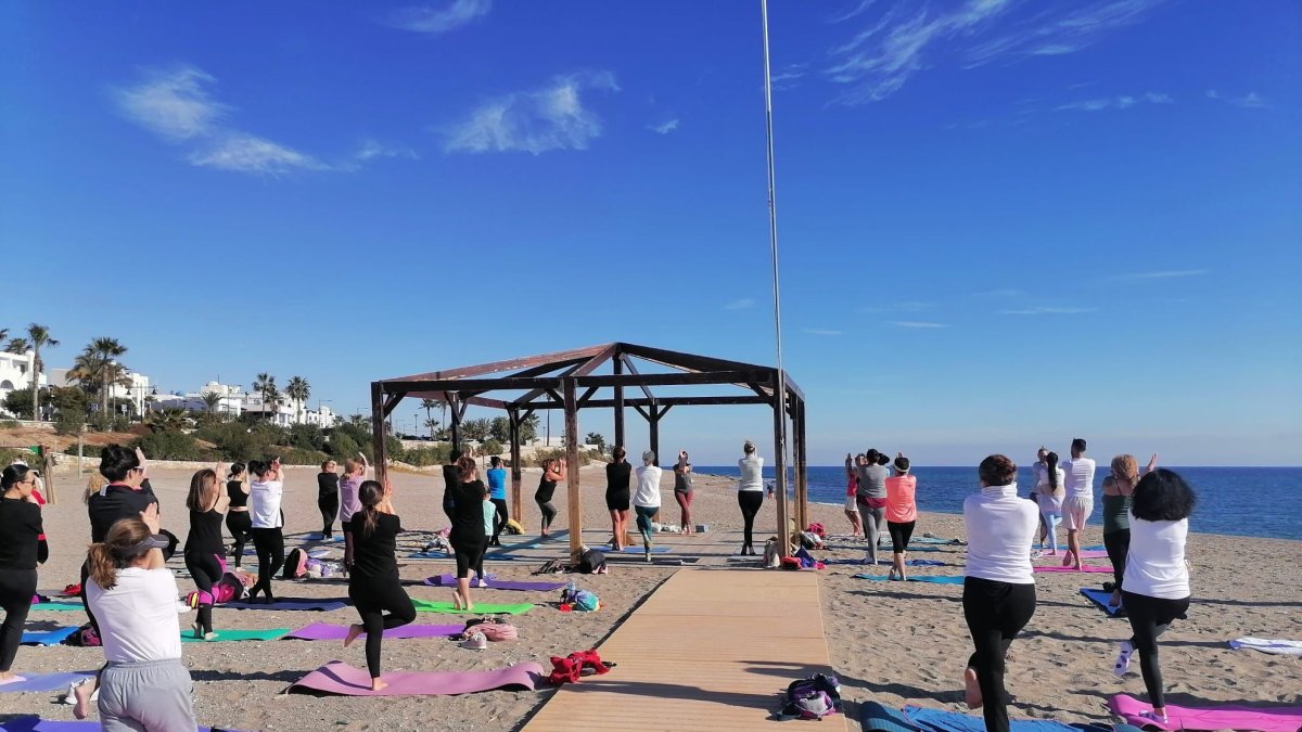 Vecinos de Mojácar hacen yoga en la playa durante la edición anterior de