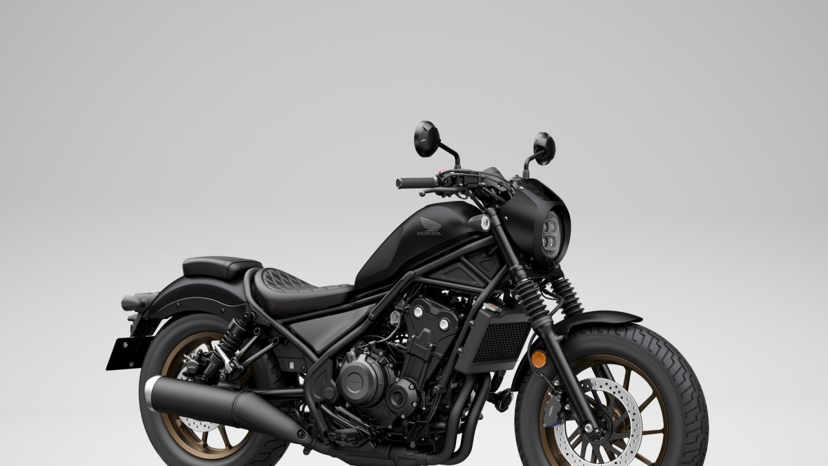 La Rebel ha sido diseñada para ser una motocicleta estrecha, con el asiento a baja altura y por tanto fácil de manejar a baja velocidad.